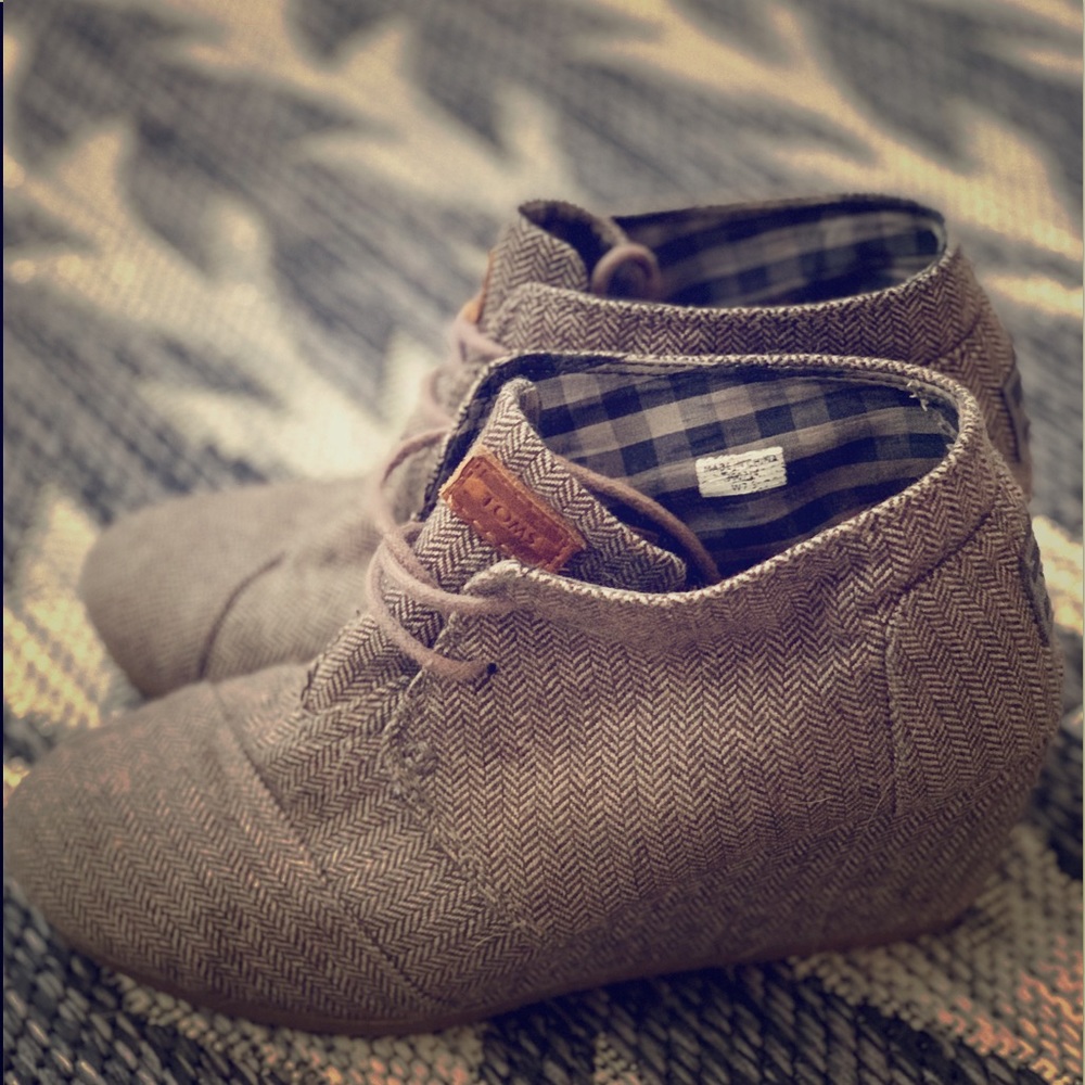 TOMS wedge